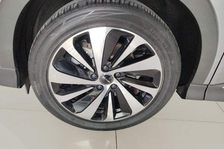 Used BYD Song PLUS New Energy 2024 HONOR Edition DM-i 110km Flagship PLUS Left Front Wheel Hub