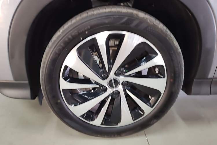 Used BYD Song PLUS New Energy 2024 HONOR Edition DM-i 110km Flagship PLUS Left Front Wheel Hub