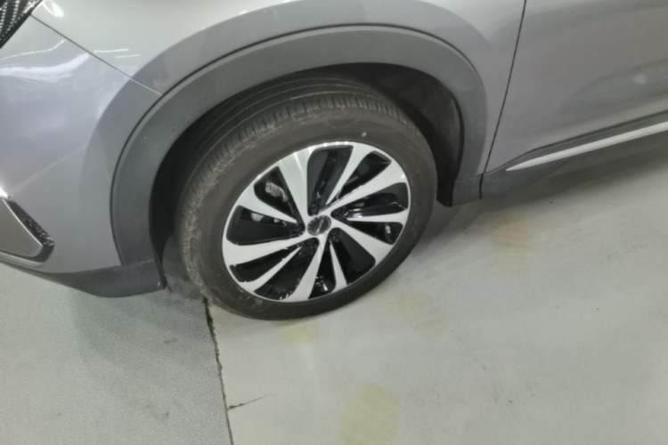 Used BYD Song PLUS New Energy 2024 Honor Edition EV 520km Flagship Model Left Front Wheel Hub