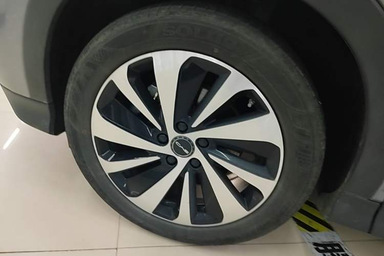 Used BYD Song PLUS New Energy 2024 HONOR Edition DM-i 110km Flagship PLUS Left Front Wheel Hub