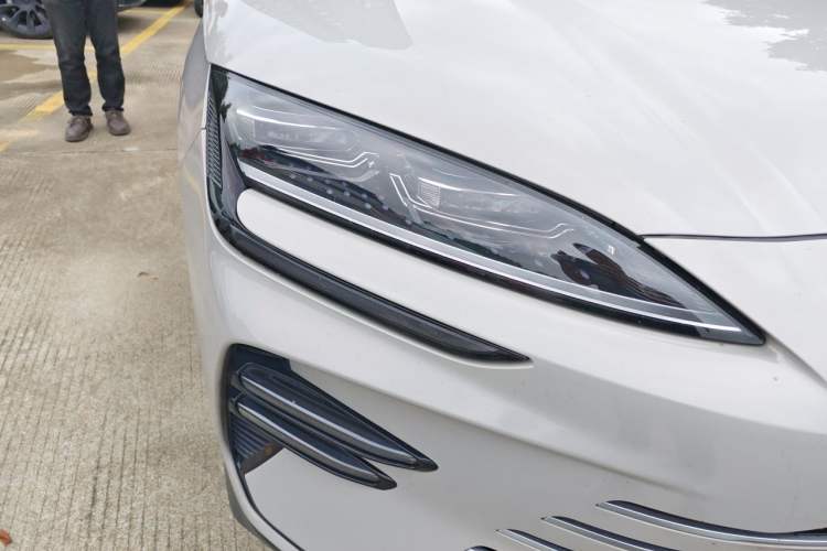 Used BYD Song PLUS New Energy 2024 HONOR Edition DM-i 110km Flagship Model Right Front Headlight