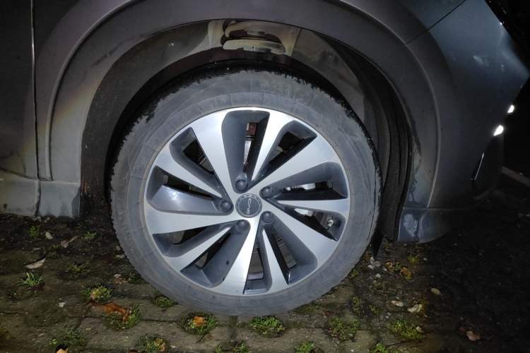 Used BYD Song PLUS New Energy 2024 Honor Edition EV 520km Premium Model Right Front Wheel Hub