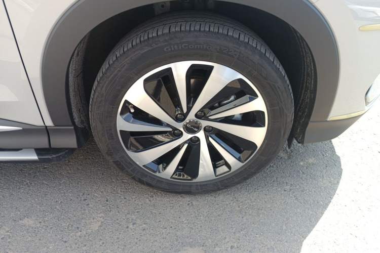 Used BYD Song PLUS New Energy 2024 HONOR Edition DM-i 71km Luxury Model Right Front Wheel Hub