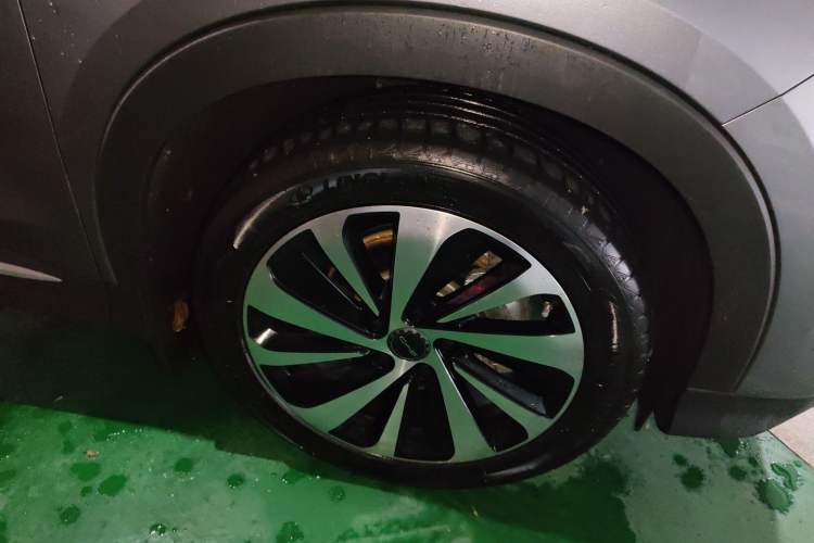 Used BYD Song PLUS New Energy 2024 HONOR Edition DM-i 110km Flagship Model Right Front Wheel Hub