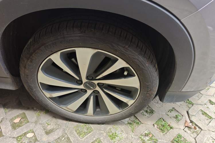 Used BYD Song PLUS New Energy 2024 HONOR Edition DM-i 110km Flagship Model Right Front Wheel Hub