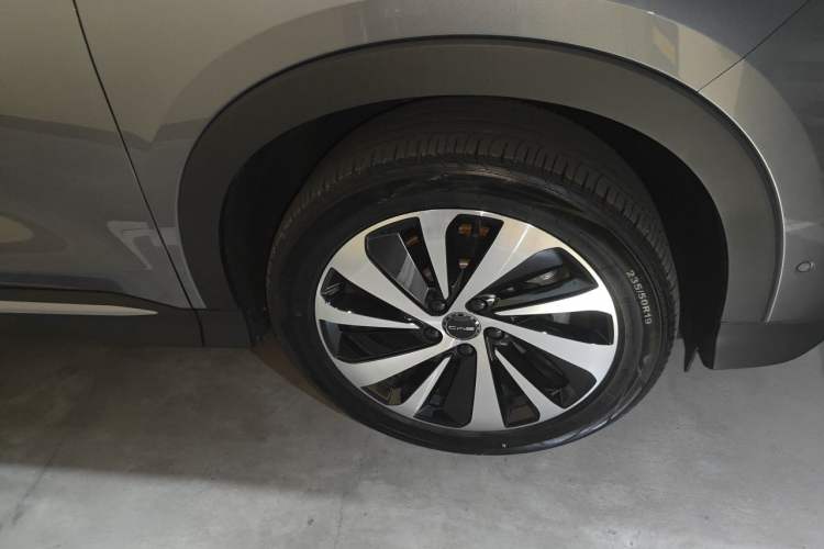 Used BYD Song PLUS New Energy 2024 Honor Edition EV 605km Flagship PLUS Right Front Wheel Hub