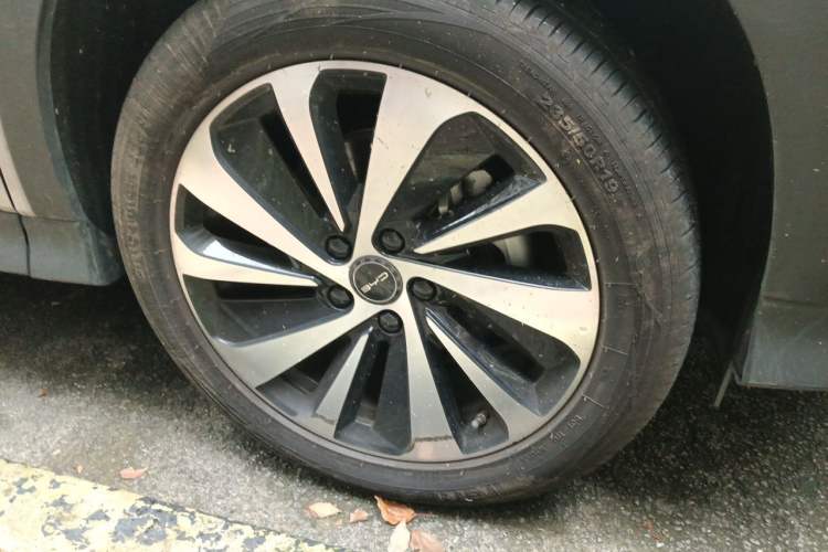 Used BYD Song PLUS New Energy 2024 EV 520km Navigation Glory Edition Right Front Wheel Hub