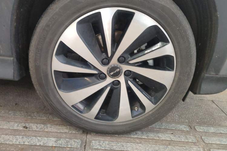 Used BYD Song PLUS New Energy 2024 HONOR Edition DM-i 110km Flagship PLUS Right Front Wheel Hub