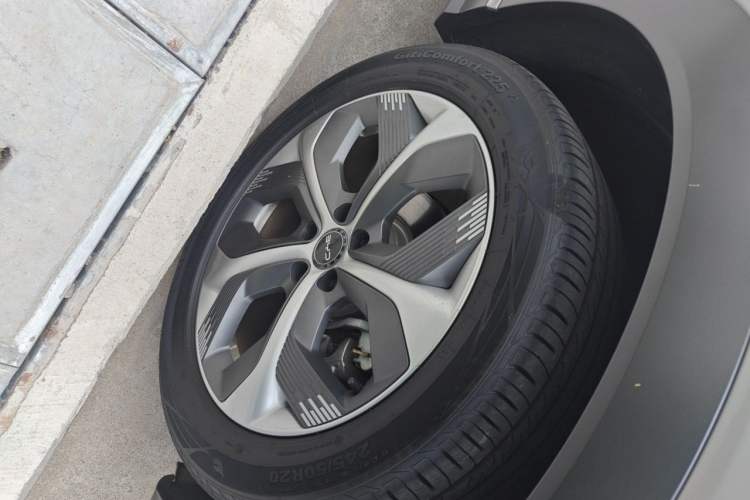 Used BYD Song PLUS New Energy 2024 HONOR Edition DM-i 110km Flagship PLUS Right Front Wheel Hub
