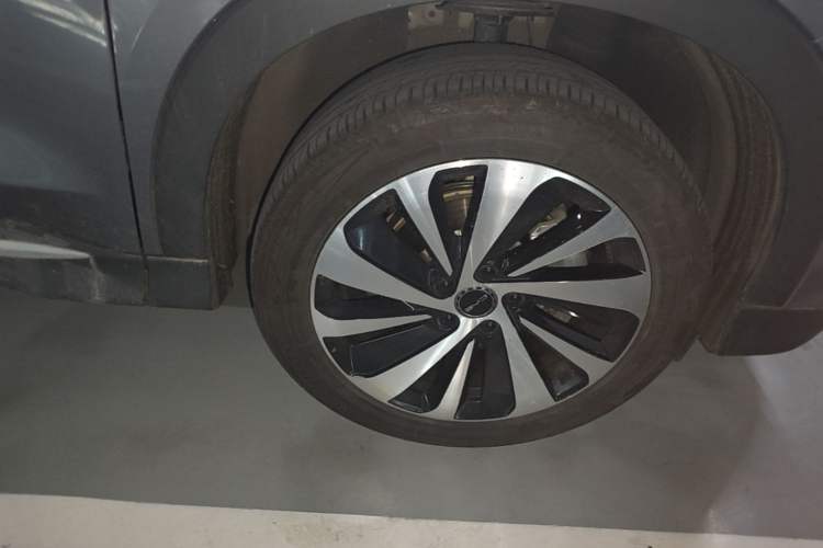Used BYD Song PLUS New Energy 2024 Honor Edition EV 520km Premium Model Right Front Wheel Hub