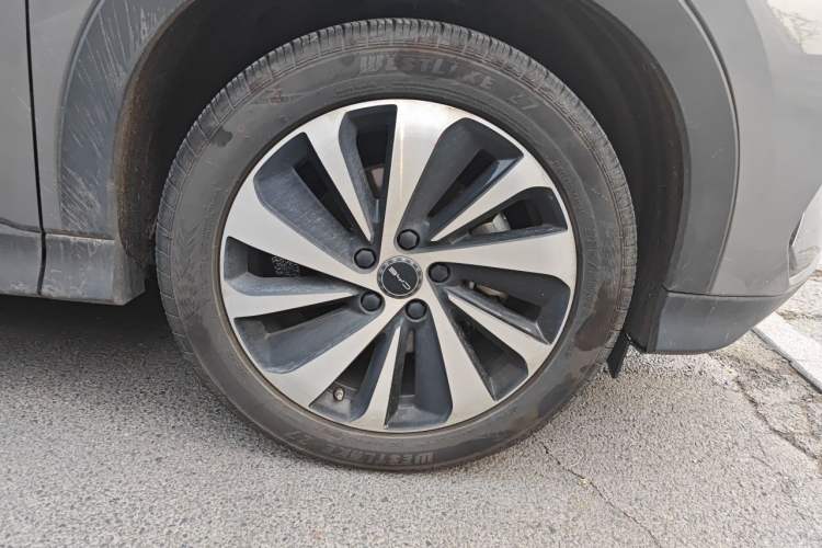 Used BYD Song PLUS New Energy 2024 Honor Edition EV 520km Premium Model Right Front Wheel Hub