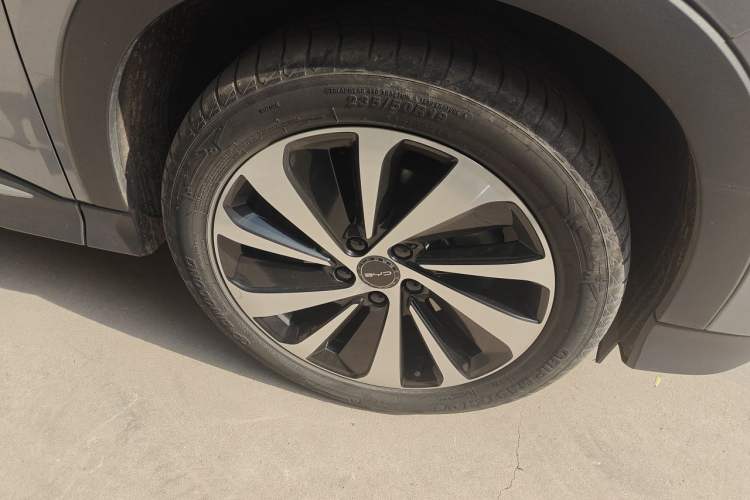 Used BYD Song PLUS New Energy 2024 HONOR Edition DM-i 110km Flagship PLUS Right Front Wheel Hub
