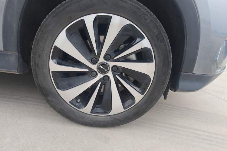 Used BYD Song PLUS New Energy 2024 HONOR Edition DM-i 110km Flagship PLUS Right Front Wheel Hub