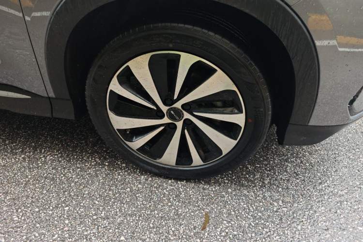 Used BYD Song PLUS New Energy 2024 HONOR Edition DM-i 110km Flagship PLUS Right Front Wheel Hub