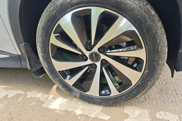 Used BYD Song PLUS New Energy 2024 HONOR Edition DM-i 110km Flagship Model Right Front Wheel Hub