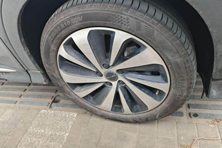 Used BYD Song PLUS New Energy 2024 HONOR Edition DM-i 110km Flagship Model Right Front Wheel Hub