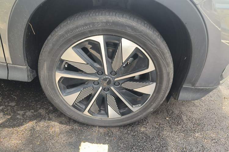 Used BYD Song PLUS New Energy 2024 Honor Edition EV 520km Premium Model Right Front Wheel Hub