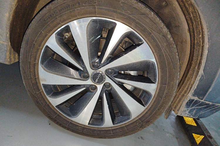 Used BYD Song PLUS New Energy 2024 Honor Edition EV 520km Luxury Model Right Front Wheel Hub