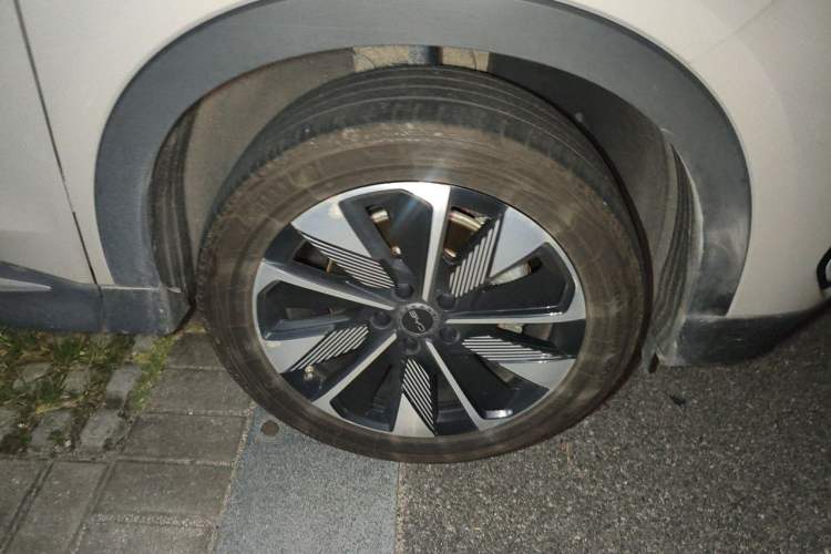 Used BYD Song PLUS New Energy 2024 Honor Edition EV 520km Premium Model Right Front Wheel Hub