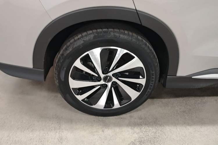 Used BYD Song PLUS New Energy 2024 HONOR Edition DM-i 110km Flagship PLUS Right Rear Wheel Hub