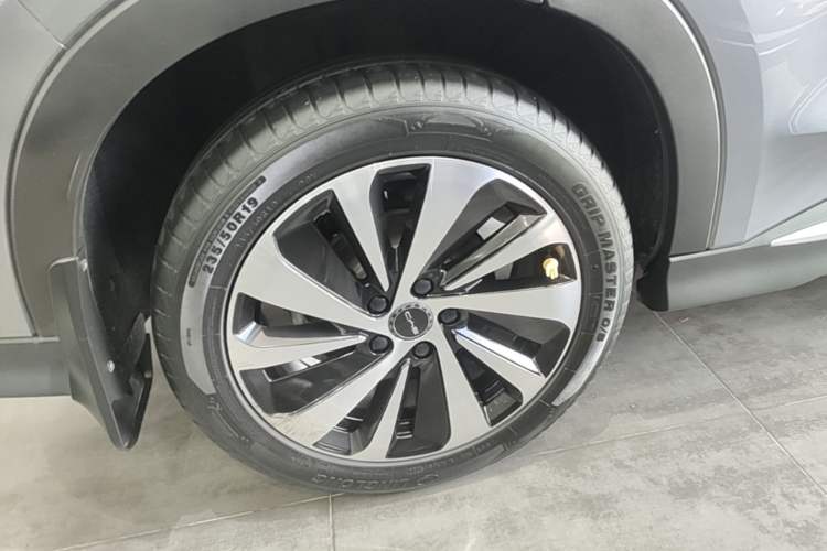 Used BYD Song PLUS New Energy 2024 HONOR Edition DM-i 110km Flagship Model Right Rear Wheel Hub
