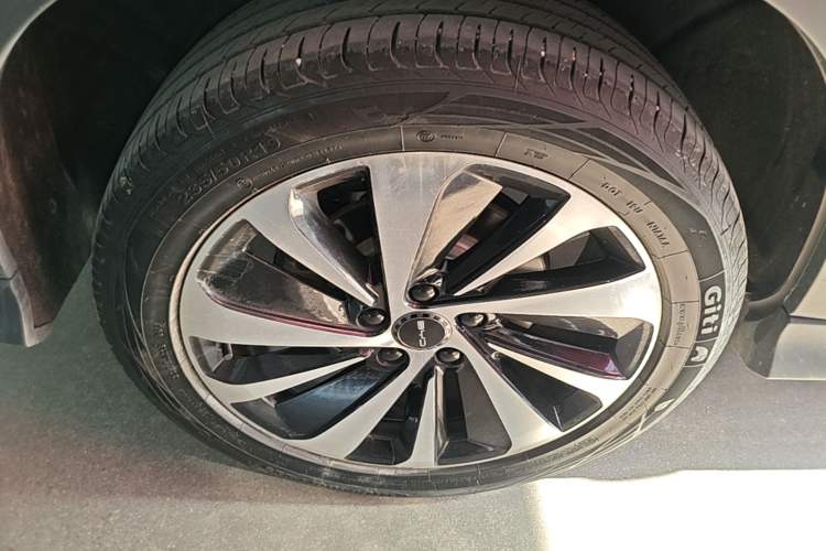 Used BYD Song PLUS New Energy 2024 HONOR Edition DM-i 71km Luxury Model Right Rear Wheel Hub