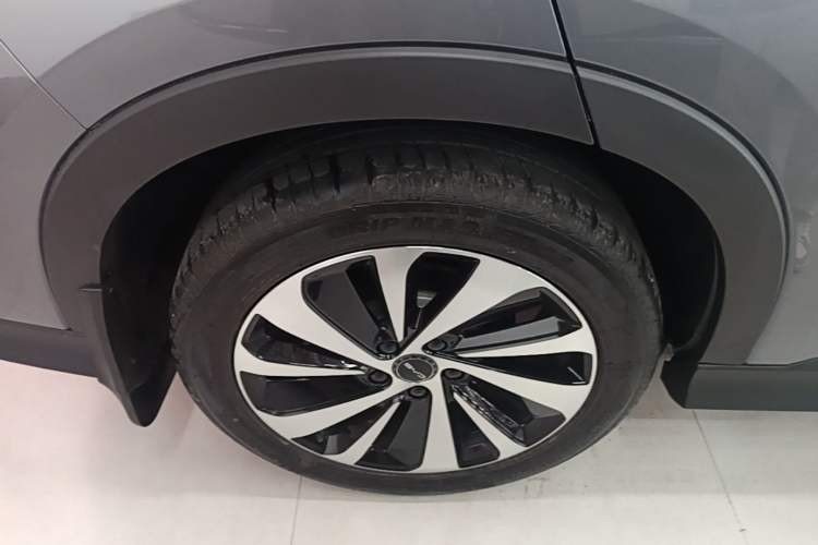 Used BYD Song PLUS New Energy 2024 HONOR Edition DM-i 110km Flagship Model Right Rear Wheel Hub
