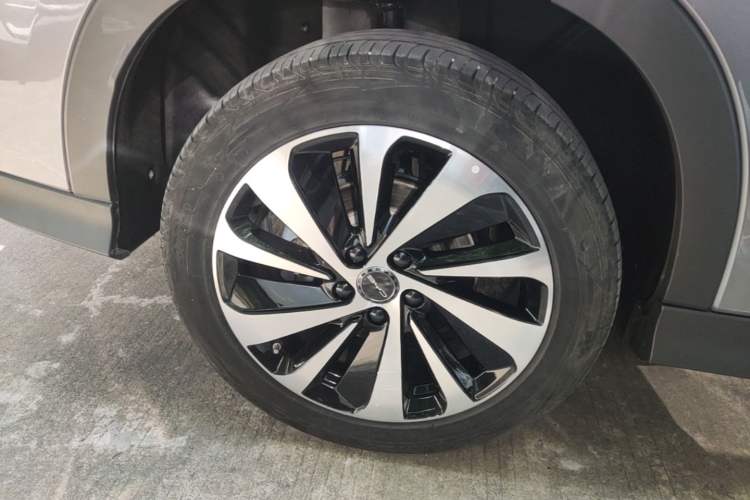 Used BYD Song PLUS New Energy 2024 Honor Edition EV 520km Luxury Model Right Rear Wheel Hub