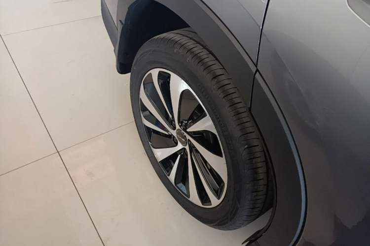 Used BYD Song PLUS New Energy 2024 HONOR Edition DM-i 71km Luxury Model Right Rear Wheel Hub