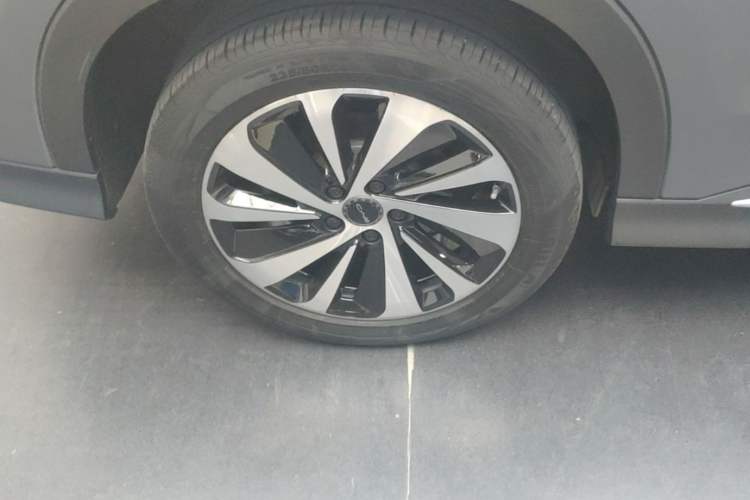 Used BYD Song PLUS New Energy 2024 Honor Edition EV 520km Premium Model Right Rear Wheel Hub