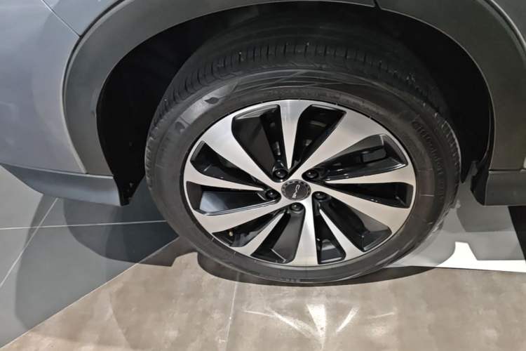 Used BYD Song PLUS New Energy 2024 HONOR Edition DM-i 150km Flagship PLUS Right Rear Wheel Hub