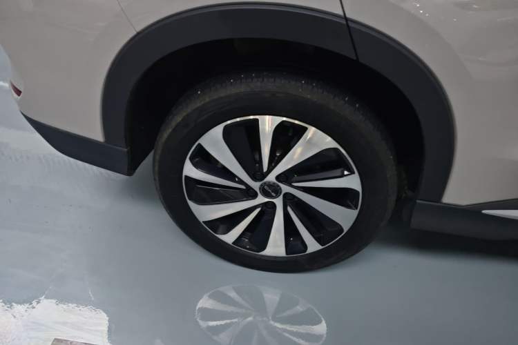 Used BYD Song PLUS New Energy 2024 Honor Edition EV 520km Premium Model Right Rear Wheel Hub
