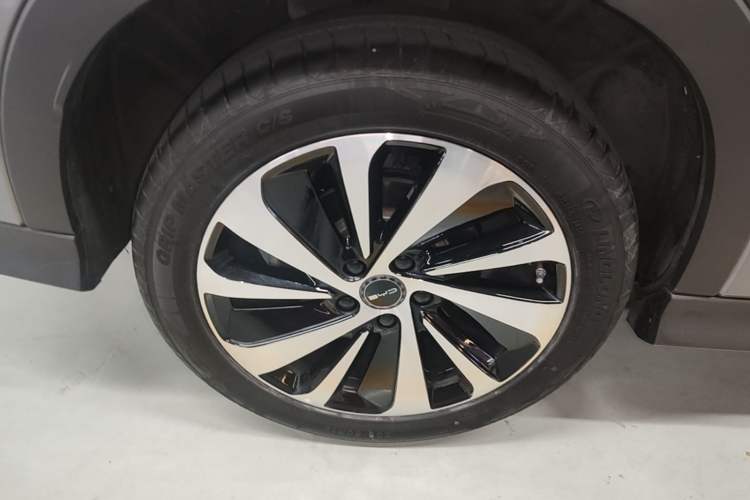 Used BYD Song PLUS New Energy 2024 HONOR Edition DM-i 110km Flagship Model Right Rear Wheel Hub