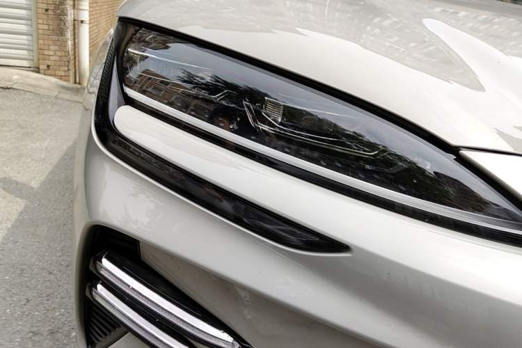 Used BYD Song PLUS New Energy 2024 HONOR Edition DM-i 110km Flagship Model Right Front Headlight