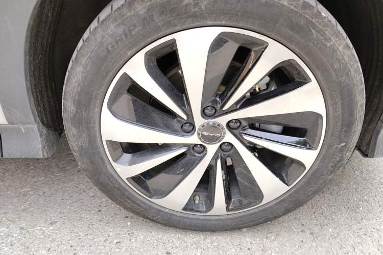 Used BYD Song PLUS New Energy 2024 HONOR Edition DM-i 110km Flagship Model Right Front Wheel Hub