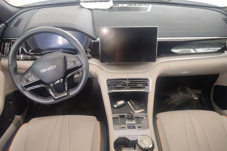 Used BYD Song PLUS New Energy 2024 HONOR Edition DM-i 110km Flagship Model Center Console