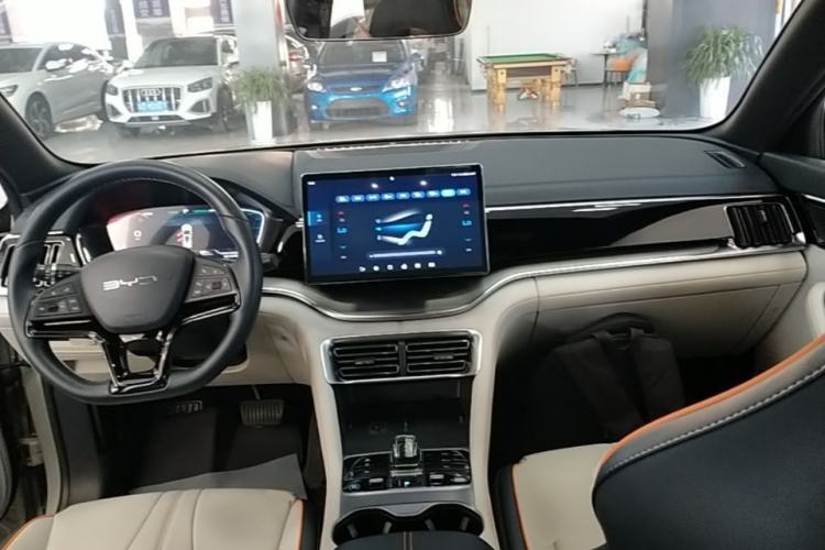 Used BYD Song PLUS New Energy 2024 Honor Edition EV 520km Premium Model Center Console