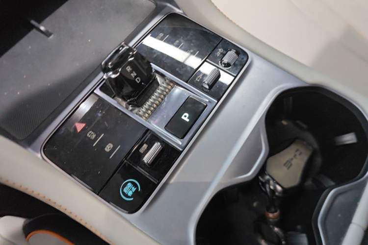 Used BYD Song PLUS New Energy 2024 Honor Edition EV 520km Luxury Model Gear Lever
