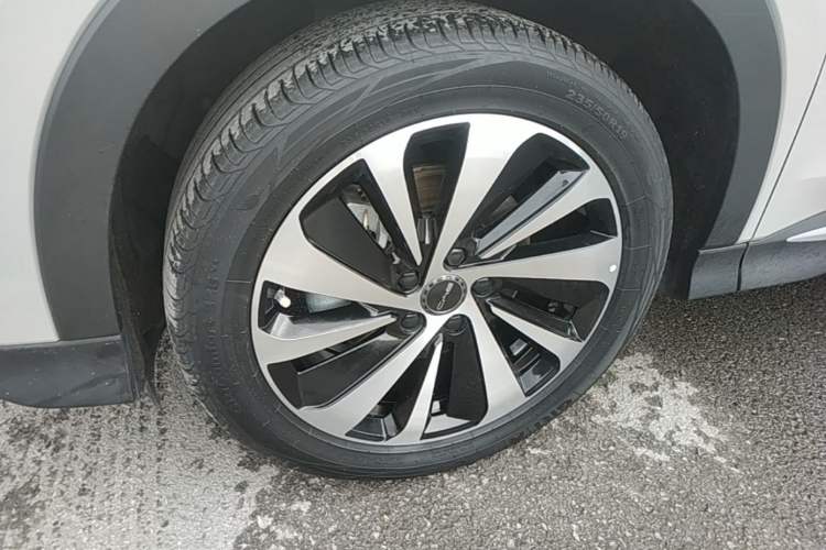 Used BYD Song PLUS New Energy 2024 HONOR Edition DM-i 110km Flagship Model Left Front Wheel Hub