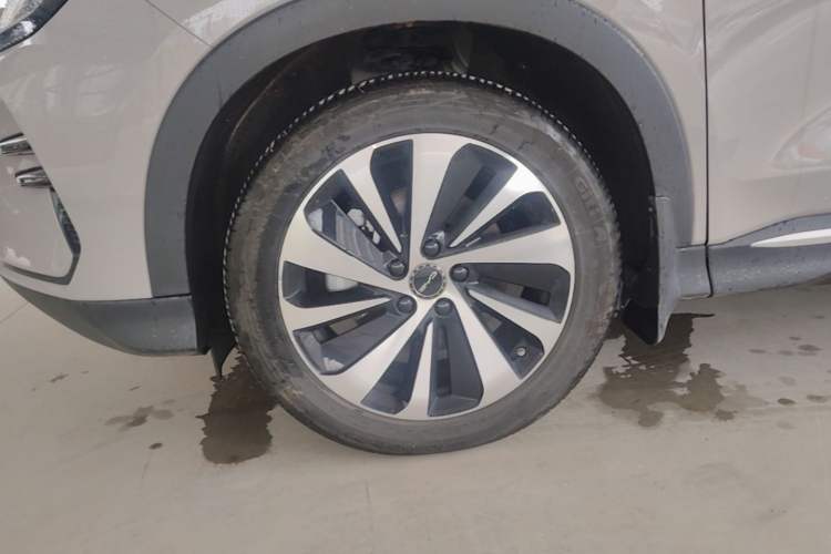 Used BYD Song PLUS New Energy 2024 HONOR Edition DM-i 110km Flagship Model Left Front Wheel Hub