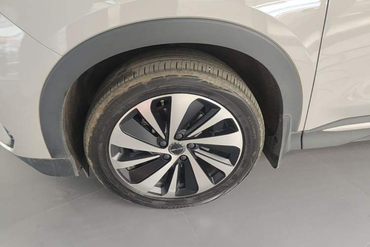 Used BYD Song PLUS New Energy 2024 HONOR Edition DM-i 150km Flagship PLUS Left Front Wheel Hub
