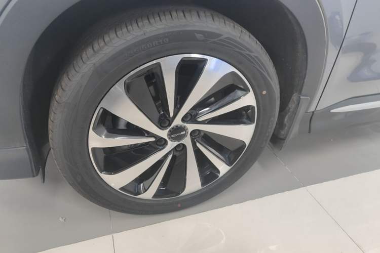 Used BYD Song PLUS New Energy 2024 HONOR Edition DM-i 110km Flagship PLUS Left Front Wheel Hub