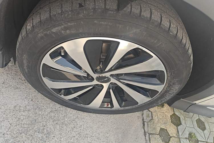 Used BYD Song PLUS New Energy 2024 HONOR Edition DM-i 110km Flagship PLUS Left Front Wheel Hub
