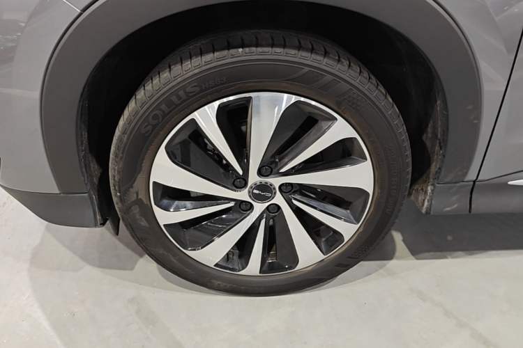 Used BYD Song PLUS New Energy 2024 HONOR Edition DM-i 110km Flagship PLUS Left Front Wheel Hub