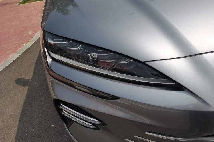 Used BYD Song PLUS New Energy 2024 HONOR Edition DM-i 110km Flagship Model Right Front Headlight