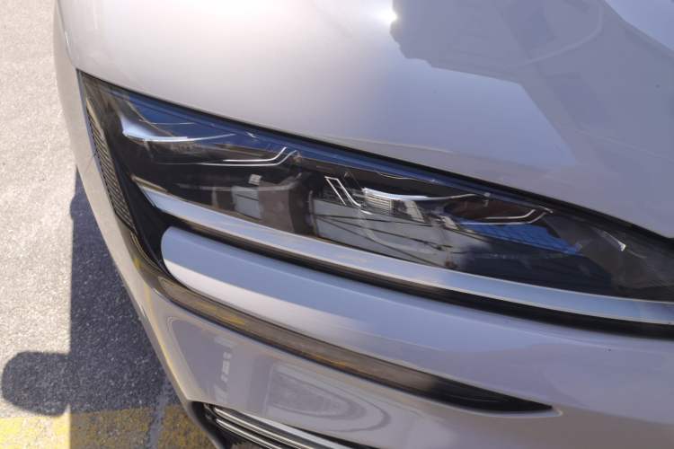 Used BYD Song PLUS New Energy 2024 HONOR Edition DM-i 110km Flagship Model Right Front Headlight