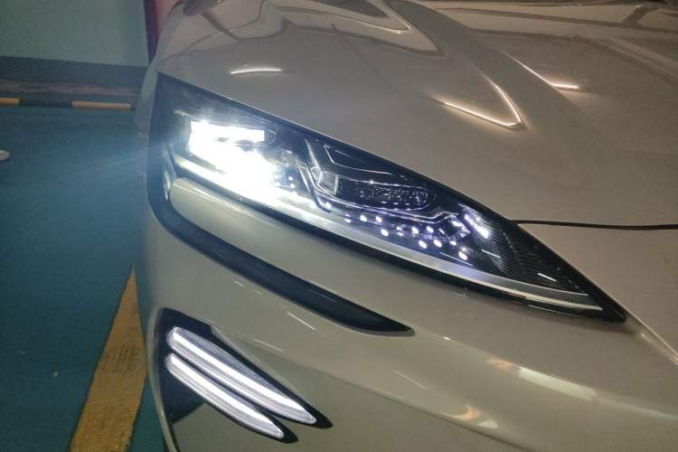 Used BYD Song PLUS New Energy 2024 HONOR Edition DM-i 110km Flagship PLUS Right Front Headlight
