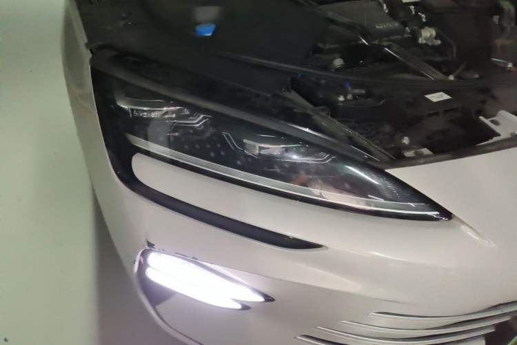 Used BYD Song PLUS New Energy 2024 HONOR Edition DM-i 110km Flagship Model Right Front Headlight