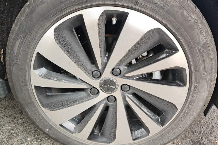 Used BYD Song PLUS New Energy 2024 HONOR Edition DM-i 110km Flagship PLUS Right Front Wheel Hub
