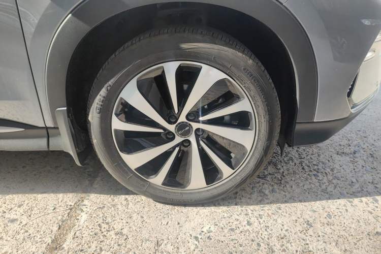 Used BYD Song PLUS New Energy 2024 HONOR Edition DM-i 110km Flagship PLUS Right Front Wheel Hub